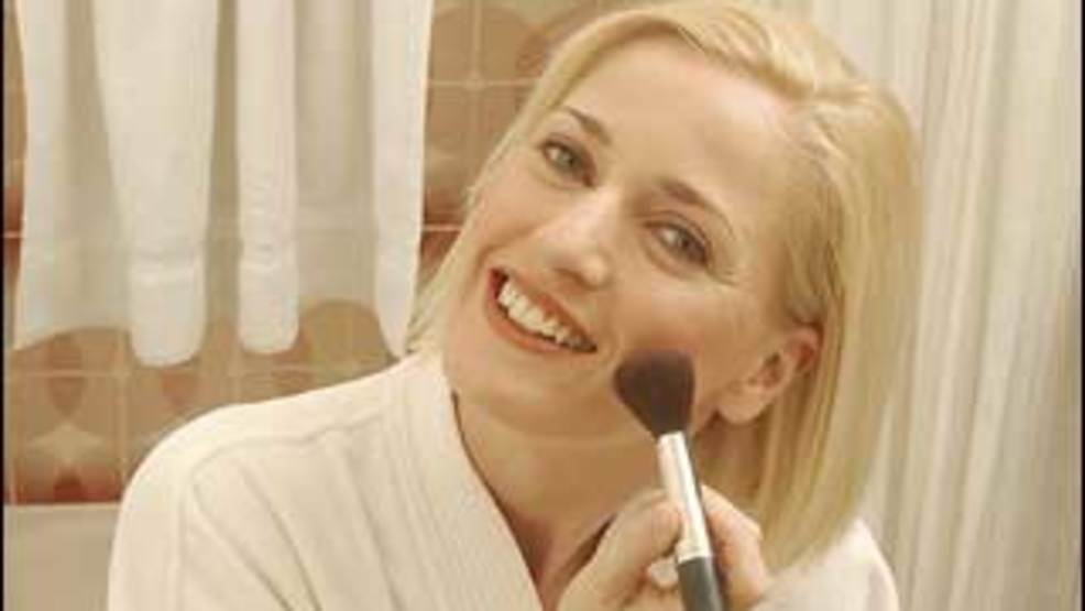 stock_woman_makeup.jpg 0e4404d6-82e5-4b50-a9a8-8a626700dd6c-stock_woman_makeup.jpg