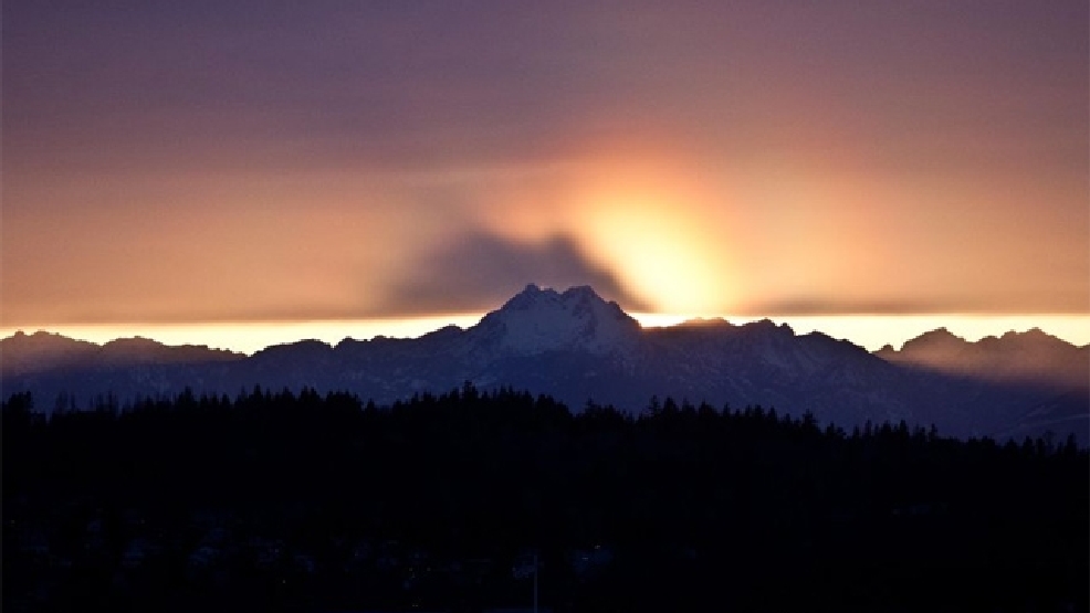 sun showing up behind mountain terragen 4