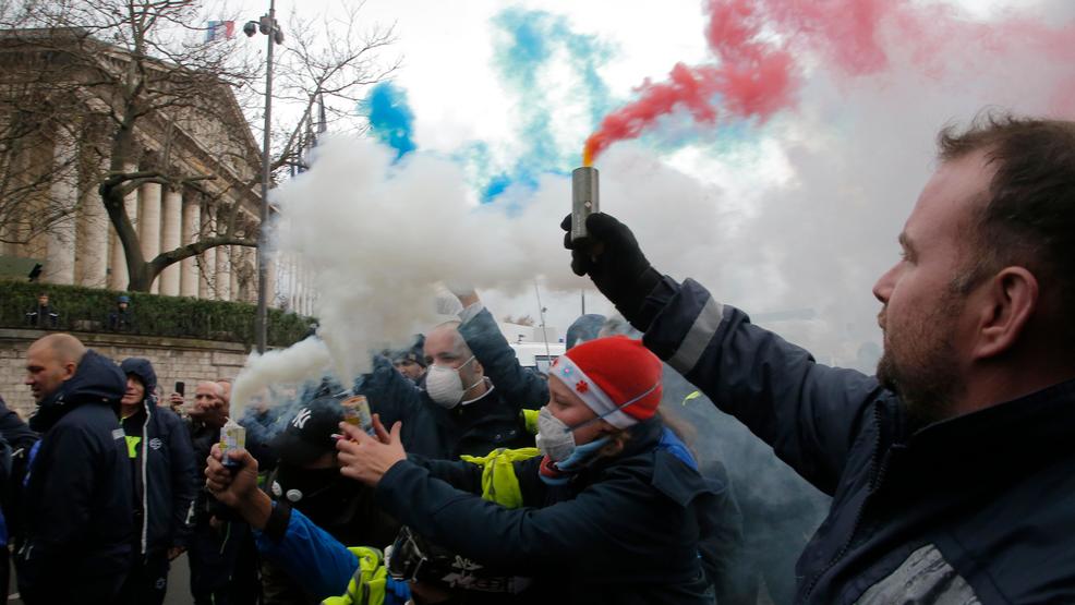 France Protests AP18337519421014.jpg