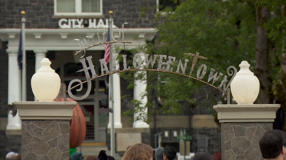Photos Spooky Sights At The Real Halloween Town In St Helens Katu